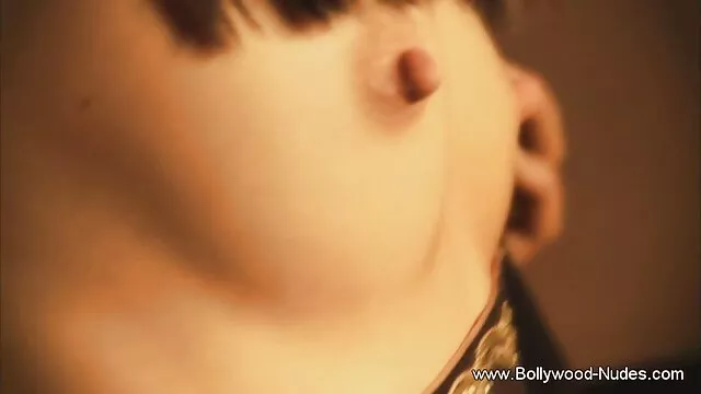 Fille asiatique sensuelle branle la film porno avec viol chatte