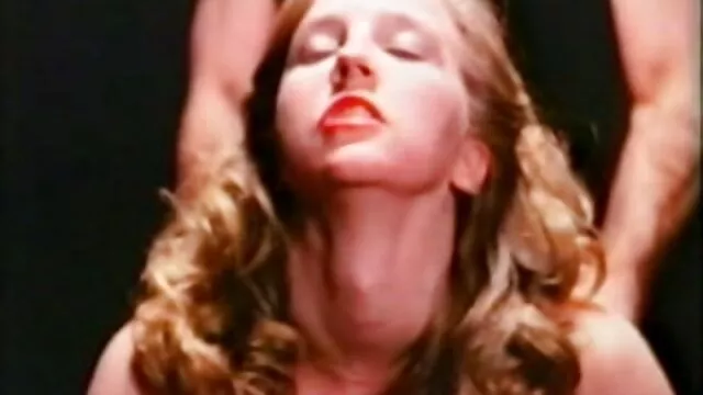 Les jeunes lesbiennes superbe film porno avec une pornstar française très cochon adorent leurs godes