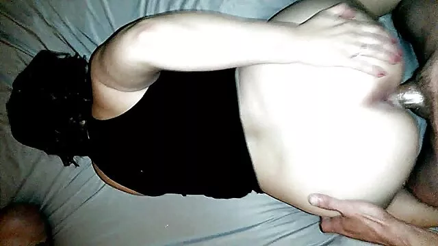 Sexe près de la piscine avec film porno ado francais une beauté bronzée