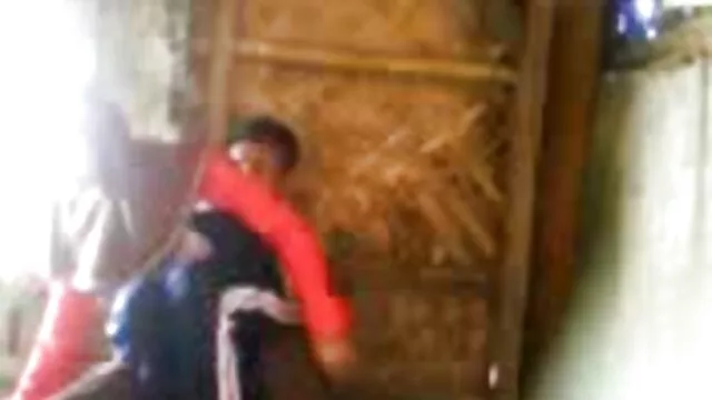 Une jeune fille broie un énorme film porno franche pénis avec des éponges