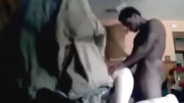 Un mec athlétique a baisé une nana sur le sol porno francais ecole