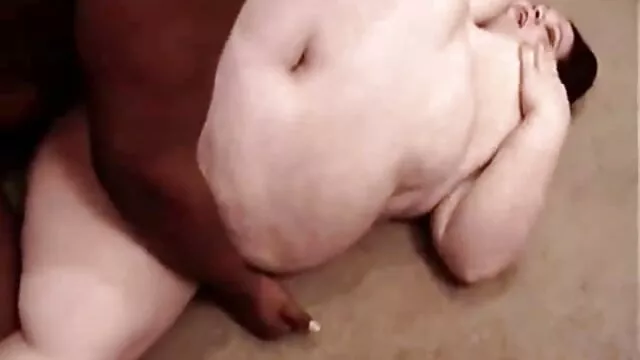 Fille noire se masturbe francais porn film avec un jouet vert