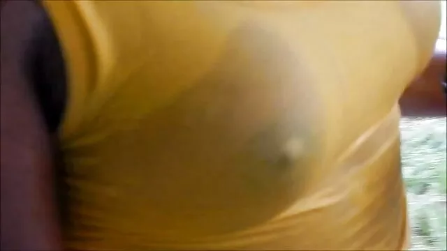 La fille aux longues jambes a payé le vendeur de vêtements film porno françai avec son corps