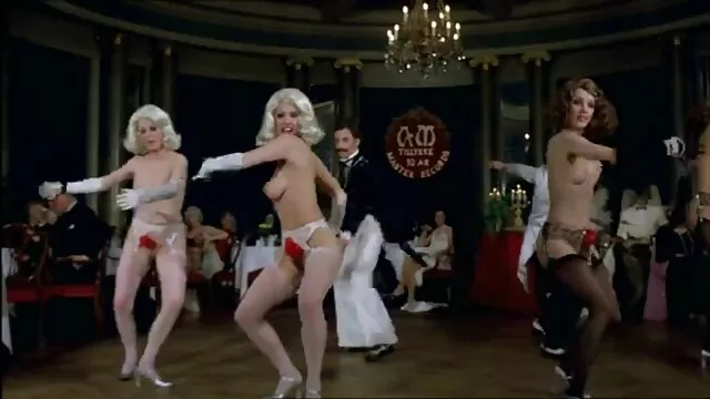 Deux lesbiennes mignonnes se sont bien reposées au bureau extrait de film x francais