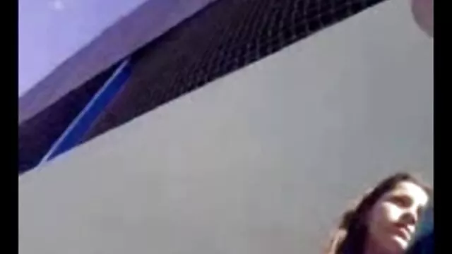 Un homme éjacule sur les lèvres de la meilleur film porno francais chatte d'une fille chaude