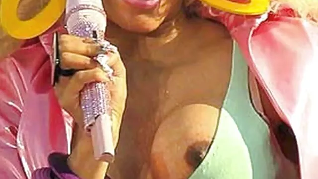 Le modèle porn black français de casting suce la bite excitée du réalisateur